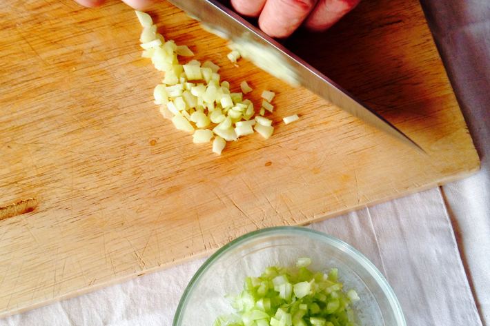 Ajo picado sobre tabla de madera